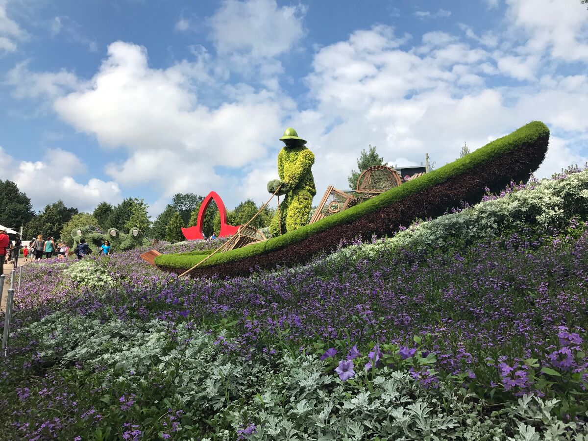 渔人驾舟绿雕植物造型艺术