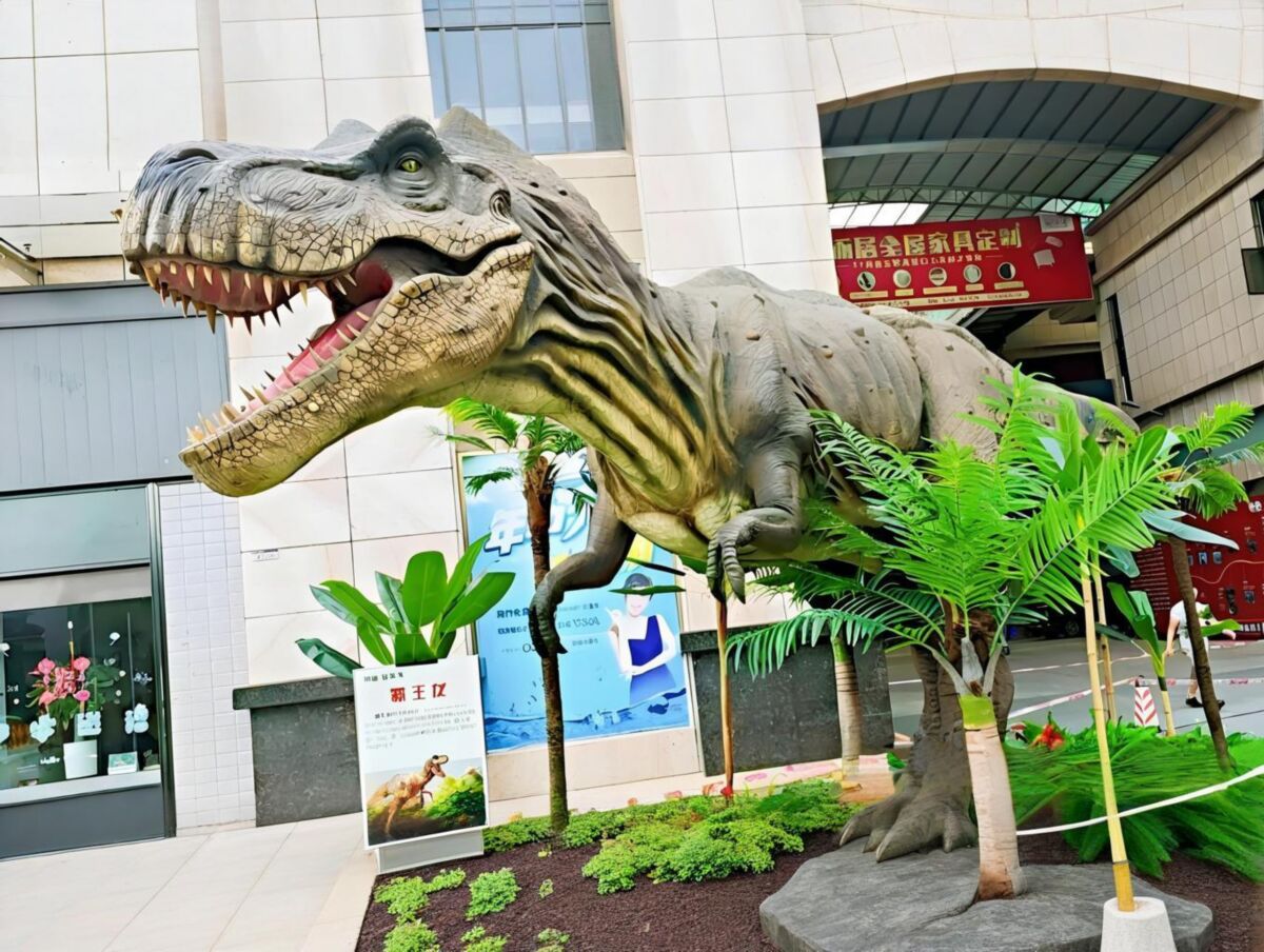 户外商业区域的恐龙主题展示场景