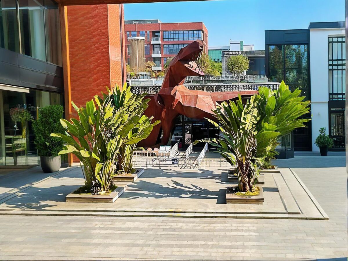 文创区域的仿真霸王龙金属雕塑