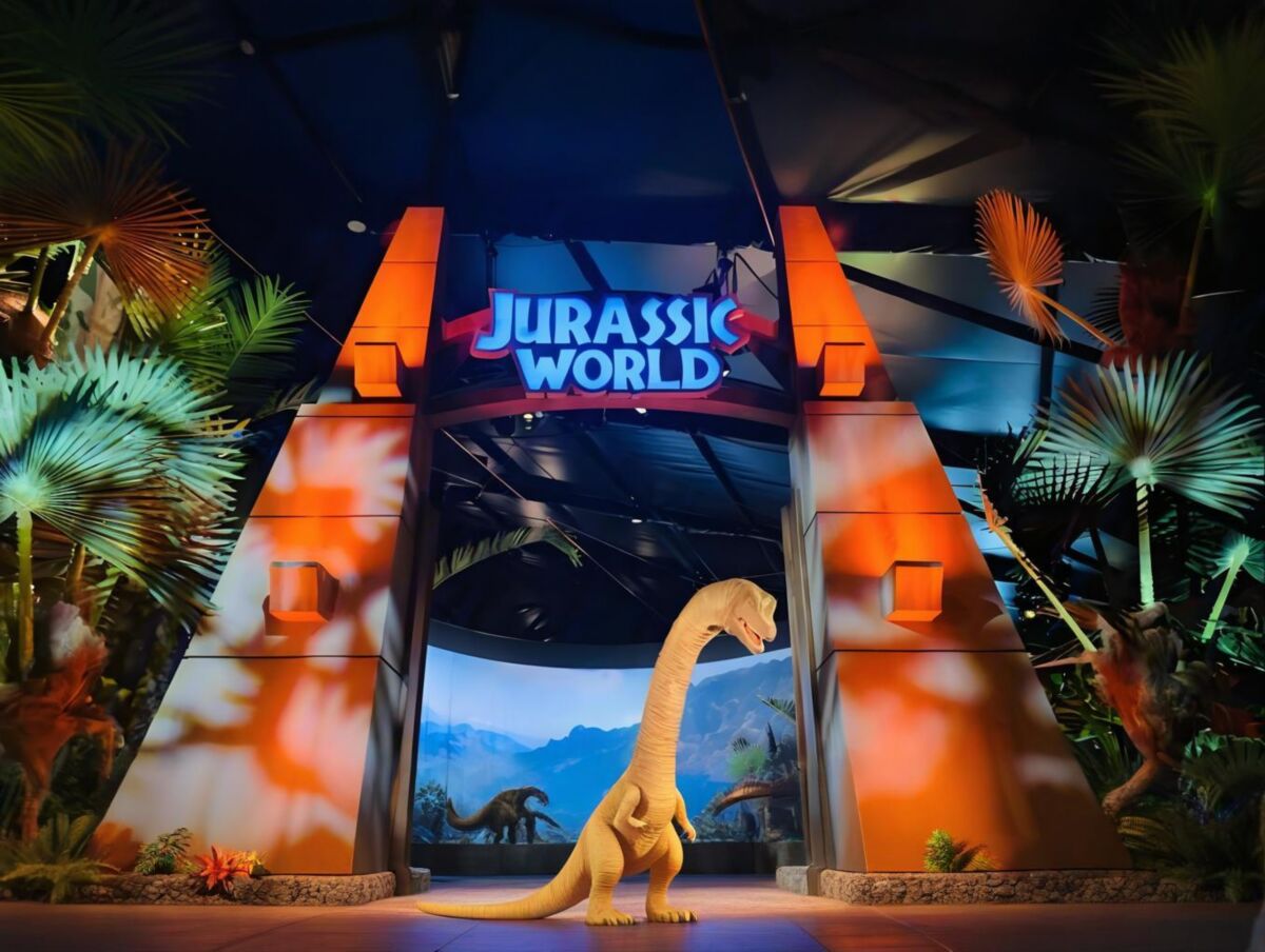 《侏罗纪世界》为主题的沉浸式表演场地与恐龙衣服