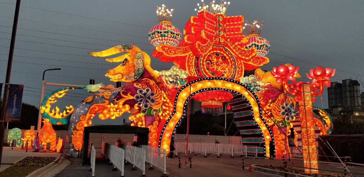 灯影绘牛年，匠艺耀溧阳 —— 自贡彩灯与宝塔湾公园的新春交响(图2)