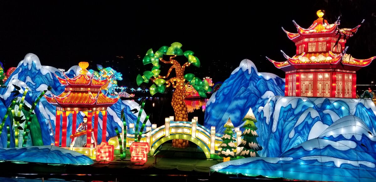 中国传统山水与建筑为主题的大型灯会彩灯