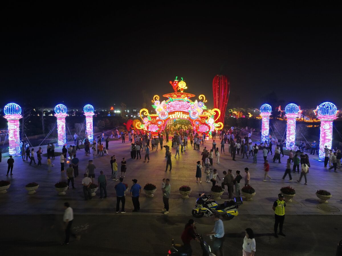 灯筑田园梦,艺颂农耕情 —— 自贡彩灯赋能和县农业嘉年华的光影田园诗(图1) 灯筑田园梦,艺颂农耕情 —— 自贡彩灯赋能和县农业嘉年华的光影田园诗(图1)