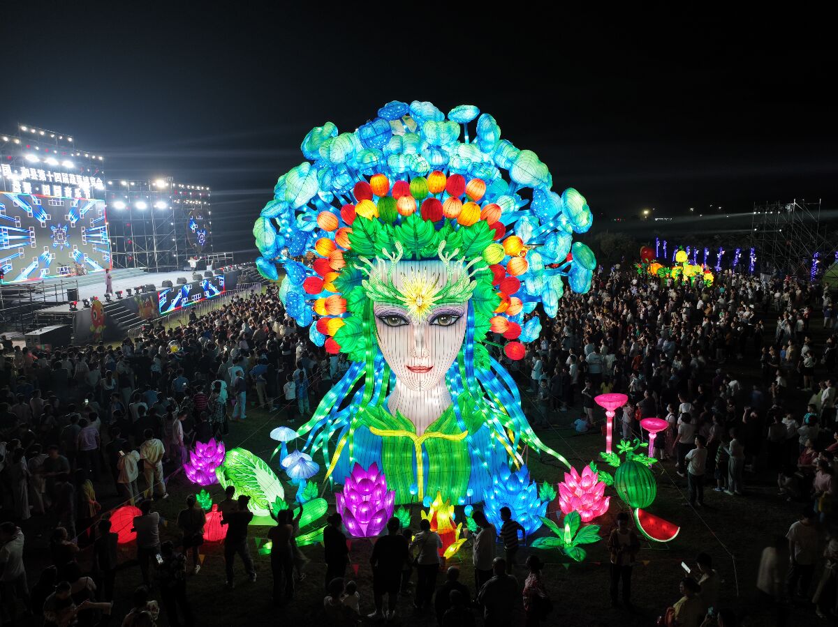 灯筑田园梦,艺颂农耕情 —— 自贡彩灯赋能和县农业嘉年华的光影田园诗(图2) 灯筑田园梦,艺颂农耕情 —— 自贡彩灯赋能和县农业嘉年华的光影田园诗(图2)