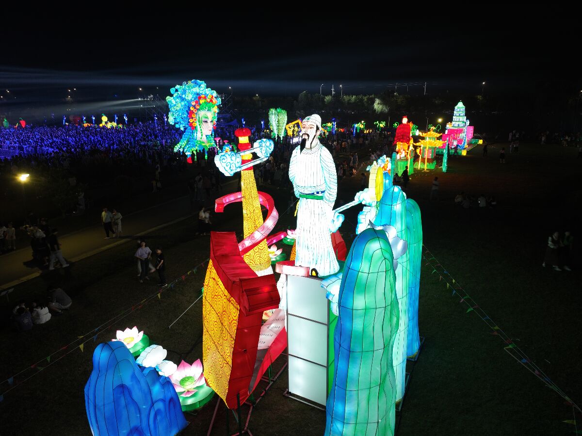 灯筑田园梦,艺颂农耕情 —— 自贡彩灯赋能和县农业嘉年华的光影田园诗(图4) 灯筑田园梦,艺颂农耕情 —— 自贡彩灯赋能和县农业嘉年华的光影田园诗(图4)